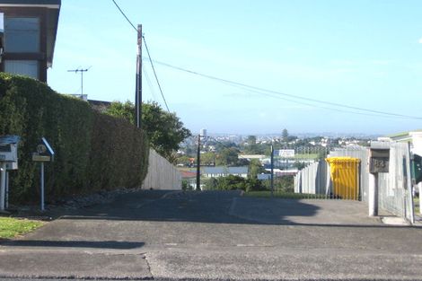 Photo of property in 83 Pupuke Road, Northcote, Auckland, 0627