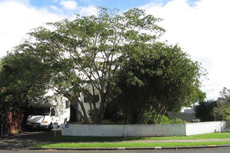Photo of property in 2/1 Tomintoul Place, Highland Park, Auckland, 2010