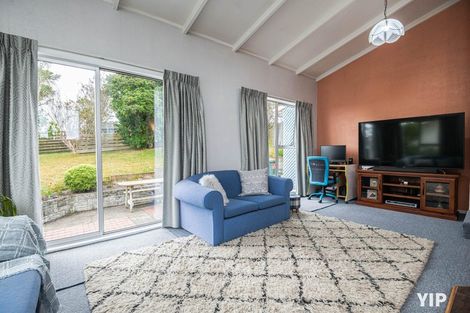 Photo of property in 18 Colchester Crescent, Newlands, Wellington, 6037