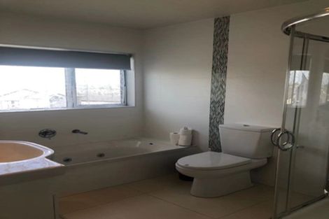 Photo of property in 16 Loughros Place, Pinehill, Auckland, 0632