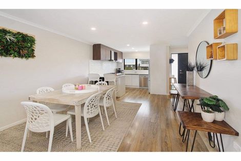 Photo of property in 8b Lumbarda Drive, Kumeu, 0810