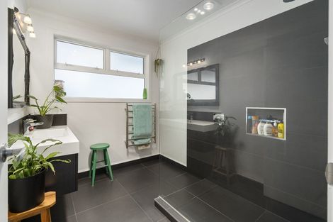 Photo of property in 14b Truby King Street, Merrilands, New Plymouth, 4312