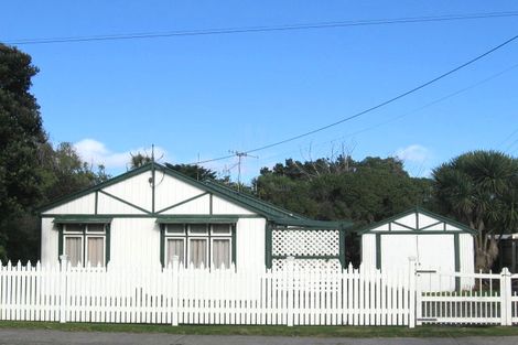 Photo of property in 15 Manuka Street, Otaki Beach, Otaki, 5512