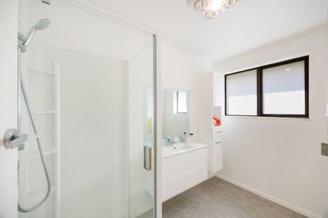 Photo of property in 2b Droylsden Place, Palmerston North, 4410