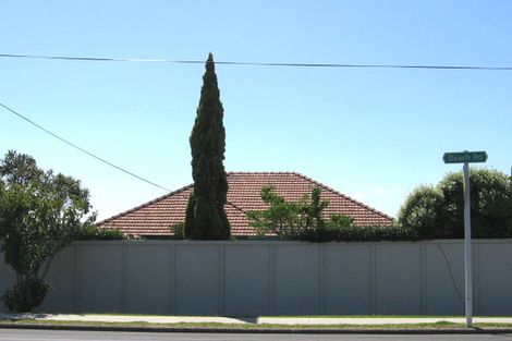 Photo of property in 2/609 Beach Road, Rothesay Bay, Auckland, 0630