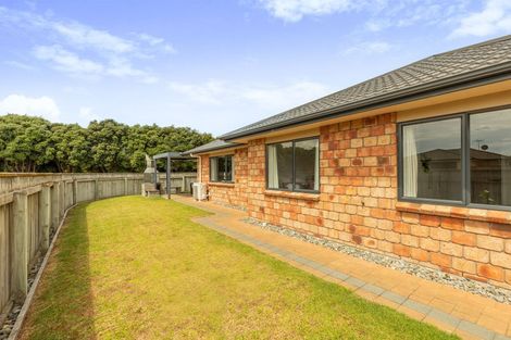 Photo of property in 18 Guildford Drive, Paraparaumu, 5032