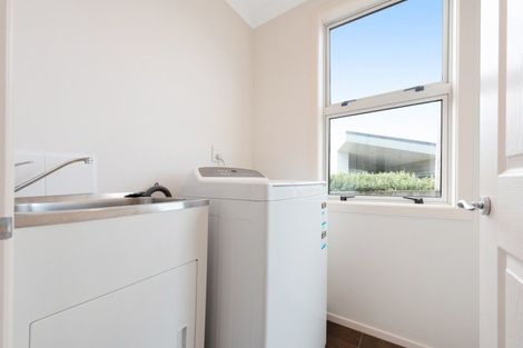 Photo of property in 28 Bennett Grove, Newlands, Wellington, 6037