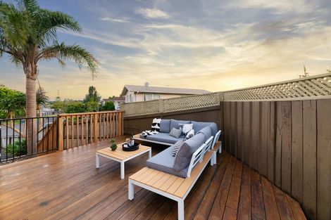 Photo of property in 17 Foyle Place, Glendene, Auckland, 0602