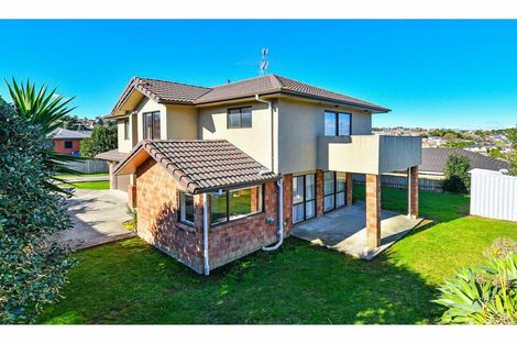 Photo of property in 32 Piper Place, Goodwood Heights, Auckland, 2105