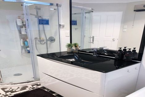 Photo of property in 2 Taroka Close, Pinehill, Auckland, 0632