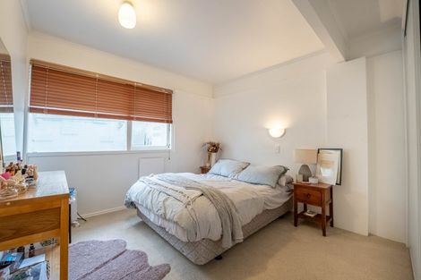 Photo of property in 1/18 Holdaway Avenue, Northcote, Auckland, 0627