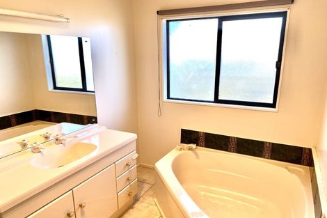 Photo of property in 18 Lanham Lane, Massey, Auckland, 0614