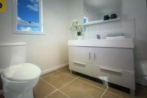 Photo of property in 2/322 East Coast Road, Sunnynook, Auckland, 0632