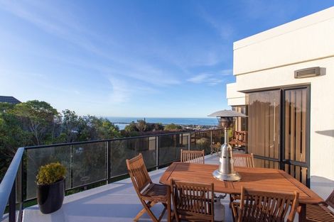 Photo of property in 30 Drayton Drive, Mount Pleasant, Christchurch, 8081