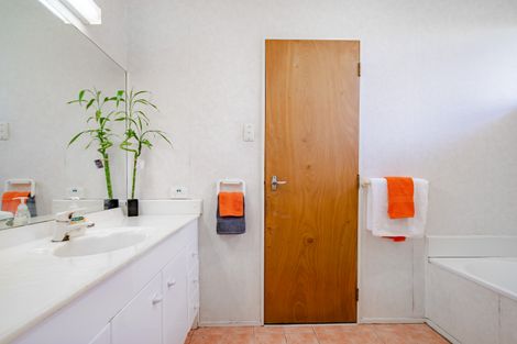 Photo of property in 212 Golf Road, Titirangi, Auckland, 0604