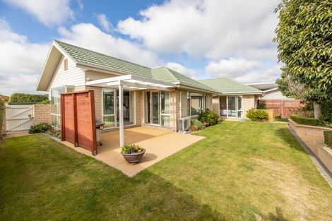 Photo of property in 10 Harrys Way, Redwood, Christchurch, 8051