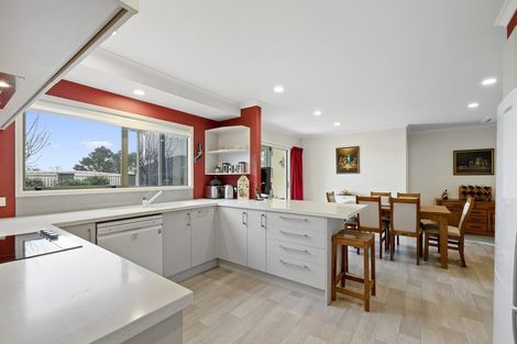 Photo of property in 14 Shelter Grove, Frankleigh Park, New Plymouth, 4310