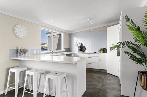 Photo of property in 27 Roy Terrace, Moturoa, New Plymouth, 4310