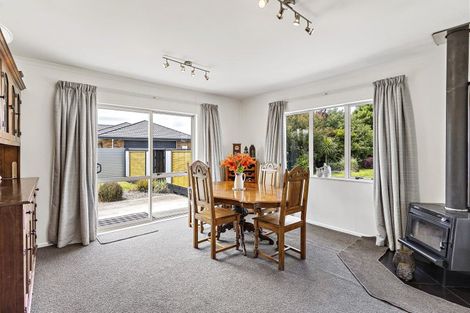 Photo of property in 2 Daffodil Grove, Carterton, 5713
