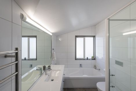 Photo of property in 5 Edge Hill, Mount Victoria, Wellington, 6011