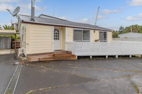 Photo of property in 2/18 Ocean View Road, Northcote, Auckland, 0627