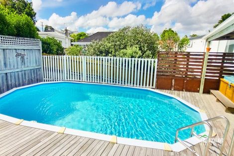 Photo of property in 24 Sherwood Avenue, Te Atatu South, Auckland, 0610