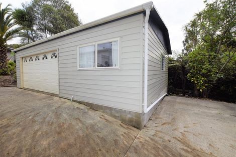 Photo of property in 21 Grassmere Road, Henderson Valley, Auckland, 0612