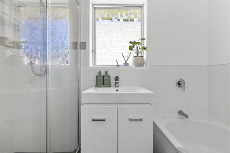 Photo of property in 3/9 Roberts Avenue, Bayswater, Auckland, 0622