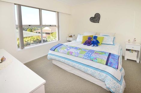 Photo of property in 1/48 Ravenwood Drive, Forrest Hill, Auckland, 0620