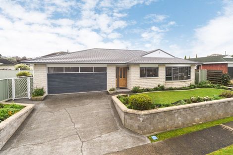 Photo of property in 28 Cedar Crescent, Feilding, 4702