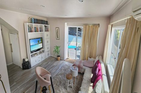 Photo of property in 2/3 Centorian Drive, Windsor Park, Auckland, 0632