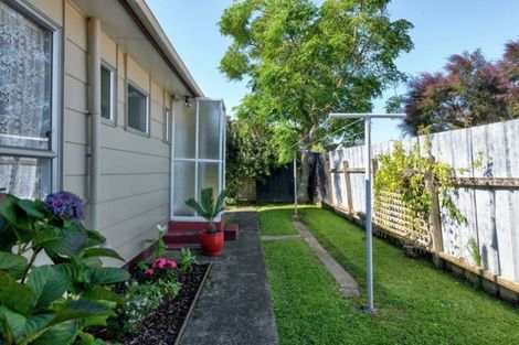 Photo of property in 2/1 Dalwhinnie Parade, Highland Park, Auckland, 2010