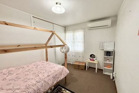 Photo of property in 8 Divich Avenue, Te Atatu South, Auckland, 0610