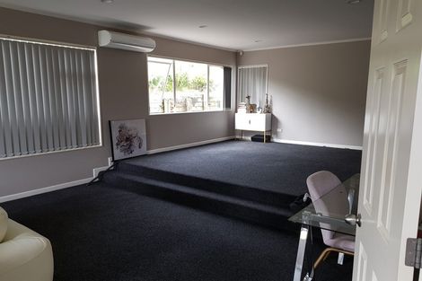 Photo of property in 3 Taroka Close, Pinehill, Auckland, 0632