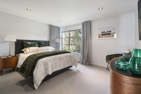 Photo of property in 42 Ruapehu Drive, Fitzherbert, Palmerston North, 4410