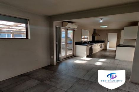 Photo of property in 2/41 Challen Close, Conifer Grove, Takanini, 2112