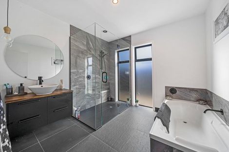 Photo of property in 11 Magnetic Place, Cromwell, 9310