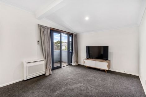 Photo of property in 18 Ravenwood Drive, Forrest Hill, Auckland, 0620