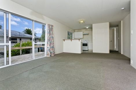 Photo of property in 2/15 Sunhaven Avenue, Glenfield, Auckland, 0629