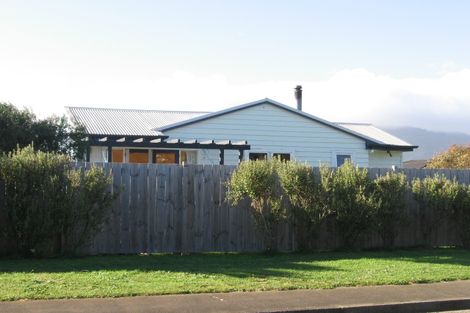 Photo of property in 4 Goldie Place, Waikanae Beach, Waikanae, 5036