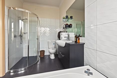 Photo of property in 38 Aikmans Road, Merivale, Christchurch, 8014