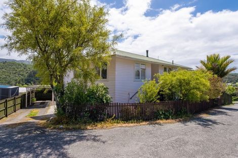 Photo of property in 77 Milton Terrace, Picton, 7220