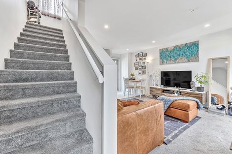 Photo of property in 2/24 Kelwyn Road, Kelston, Auckland, 0602