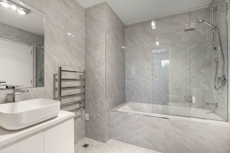 Photo of property in 4/10 Vinifera Place, Fairview Heights, Auckland, 0632