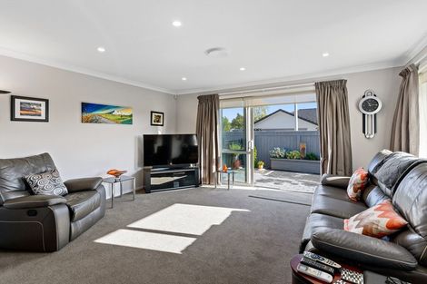 Photo of property in 13 Saint Vincent Way, Waikanae, 5036