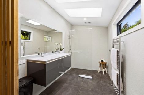 Photo of property in 34 Cedar Drive, Kelvin Heights, Queenstown, 9300