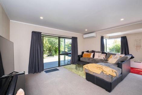 Photo of property in 16 Deakin Place, Clive, 4102