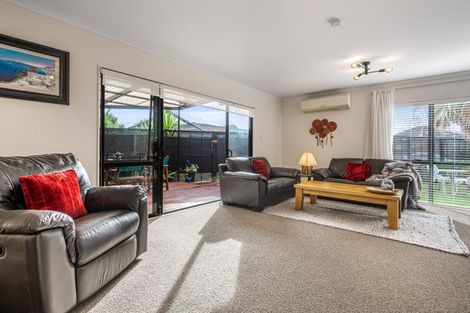 Photo of property in 17 Ryehill Close, New Lynn, Auckland, 0600