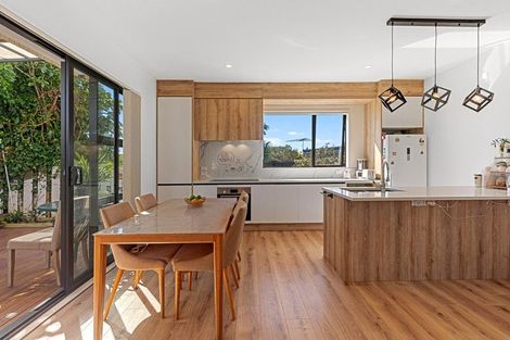 Photo of property in 2a Robin Lane, Browns Bay, Auckland, 0630