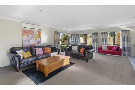 Photo of property in 32 Piper Place, Goodwood Heights, Auckland, 2105